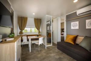 诺维格勒伊斯特拉Amber Sea Luxury Village Mobile Homes的一个带桌子和沙发的小客厅