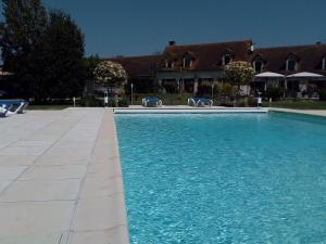 Bossée克洛斯蟠龙住宿加早餐旅馆的一座房子前面的蓝色海水游泳池