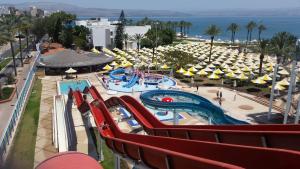 提比里亚盖海滩酒店的享有带游泳池和遮阳伞的度假村景色