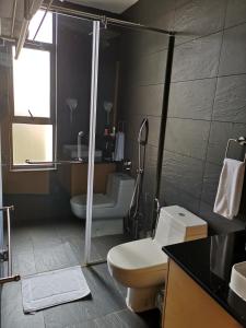 K Hotels Entebbe的一间浴室