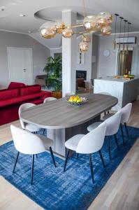 蒂瓦特Dimitris Apartments的客厅配有餐桌和椅子