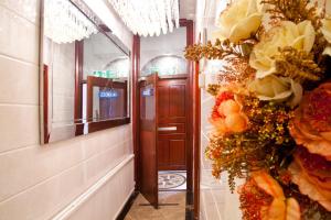 伦敦City Inn Russell Square的走廊通往墙上鲜花的门