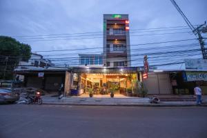 万象Hoang Kim Hotel的城市街道拐角处的建筑物