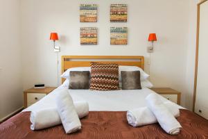 布莱顿霍夫Britannia Harbour View - Parking - by Brighton Holiday Lets的卧室配有一张带两个枕头的大白色床