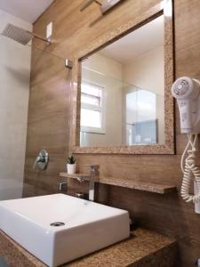 莫罗圣保罗巴伊亚贝拉旅馆的浴室设有白色水槽和镜子