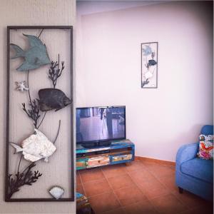 维拉西米乌斯Casa Sù Flamingo的一间带电视和镜子的客厅