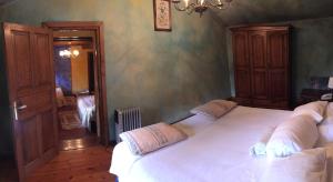 La Riera佩尼亚尔瓦酒店的卧室配有一张白色大床