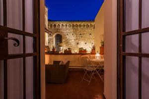佛罗伦萨圣雷米希奥住宿加早餐旅馆的享有带桌子和砖墙的客房的景色