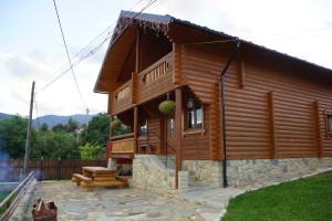 亚列姆切Eco Sadyba Familia的小木屋设有门廊和天井。