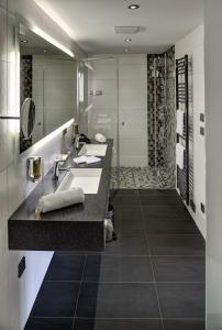 哈弗尔贝格基彼兹贝格艺术酒店的一间带两个盥洗盆和淋浴的浴室
