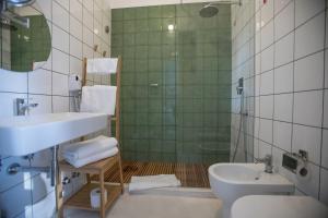 圣玛丽亚巴格诺Senia_rooms_vista的一间带水槽、卫生间和淋浴的浴室