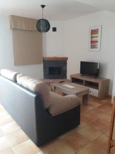 阿达莱斯La casa del viajero的客厅配有沙发和桌子
