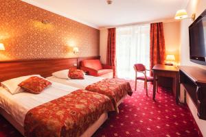 Serwy信天翁酒店的酒店客房配有两张床和一张书桌