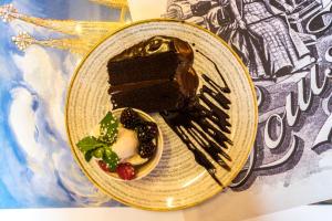 韦克菲尔德妙思酒店的一块巧克力蛋糕和浆果盘上