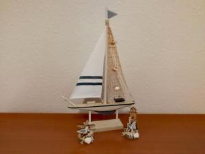瓦尔斯罗德Hotel & Gasthaus Zum Domkreuger的一艘小型玩具帆船,有两人