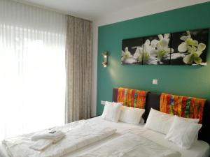 瓦尔斯罗德Hotel & Gasthaus Zum Domkreuger的一间卧室配有一张带白色床单的大床