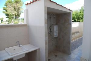 普尔萨诺Villa Cohiba - 700m dal mare的带淋浴和盥洗盆的浴室