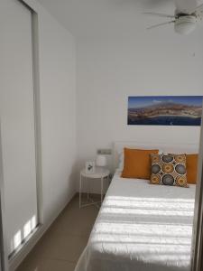 洛斯克里斯蒂亚诺斯Oliva Home的白色的卧室设有床和窗户