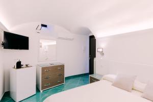 拉维罗B&B IL CORTILE的一间卧室配有两张床、一个梳妆台和镜子