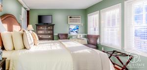 纽波特布沙尔餐厅&酒店的一间卧室设有一张大床和绿色的墙壁