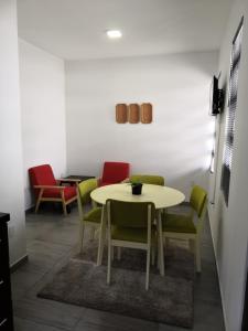 帕拉马里博Bij BRAKKE的一间带桌椅的用餐室