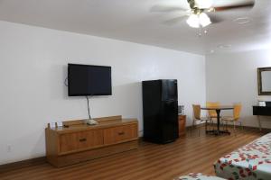 埃尔多拉多Heritage Inn & Suites的墙上配有平面电视的房间
