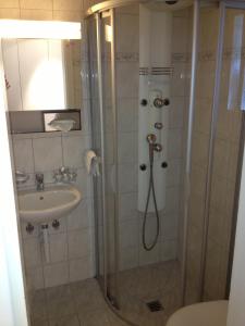 茨韦西门维斯塔度假酒店的带淋浴和盥洗盆的浴室