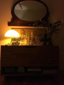圣保罗Bom Retiro, literature & coffee的梳妆台上挂着一盏灯,上面装有镜子