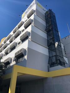 特雷西纳Hotel Vila Leste的建筑物前部的 ⁇ 染