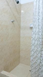 伊基托斯Hostal Maravilla Amazonica的浴室里设有玻璃门淋浴