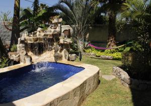 阿吉吉克Mandala Thai的庭院中一个带喷泉的游泳池