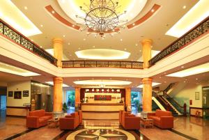 Binh ThanhDLGL阮晋勇第四纪酒店 的大堂,配有橙色椅子和吊灯