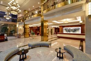 胡志明市阿夸里酒店的大厅,在大楼里设有沙发和桌子