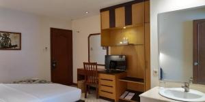 梭罗男爵英达酒店的酒店客房设有床和水槽