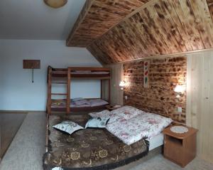 泰里克兹绿屋乡村民宿的一间卧室设有一张床和木墙