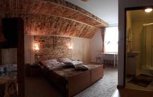 泰里克兹绿屋乡村民宿的一间卧室设有一张床和砖墙