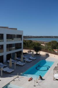 埃斯普霍斯Sa Pedrera Suites & Spa的享有酒店游泳池的景色
