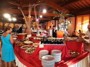 普林托迪斯卡利诺Residence I Tusci的一张带食物和食物的自助餐桌