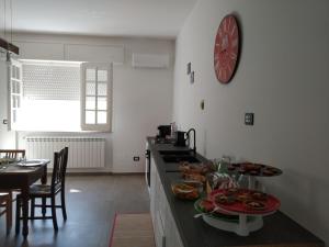 韦列Casa PARADISO Camere in Affitto的厨房配有带食物的柜台