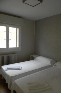 比利亚瓦Pension Obel的一间卧室设有两张床和窗户。