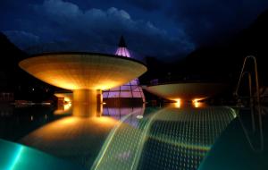 朗根费尔德里姆尔旅馆的一座大型游泳池,晚上有两盏大灯