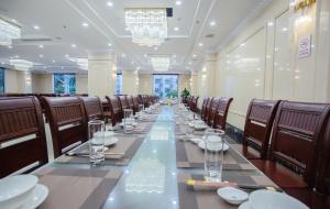 岑山Khách sạn Hoàng Thái的长长的用餐室配有长桌子和椅子