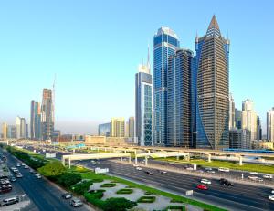 迪拜City Premiere Hotel Apartments - Dubai的拥有高速公路和许多高楼城市