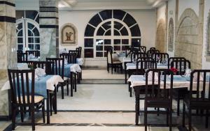 乌姆苏克Dar El Manara Djerba Hotel & Aparts的一间用餐室,内设桌椅