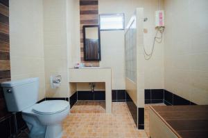 华欣Iyara Hua Hin Lodge的一间带卫生间和水槽的浴室