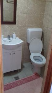 维纳斯Vila Hipo的浴室配有白色卫生间和盥洗盆。