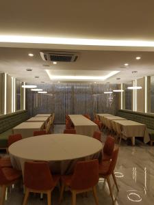伊兹密特BUSINESSPALAS DELUXE的用餐室设有桌椅和窗户。