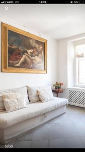 帕尔马Il Tenore d'Oro Centralissimo的墙上挂着绘画的沙发