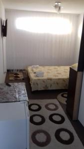 维纳斯Vila Hipo的小房间,配有床和地毯