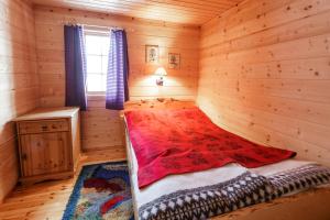 斯特兰达Langlofonna的小木屋内一间卧室,配有一张床